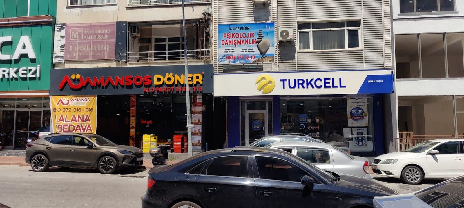 Muayenehanenin bulunduğu bina — Bağlık, Erdemir Caddesi, Ereğli. Denge Eğitim Psikolojik Danışmanlık tabelası Turkcell mağazasının üst katında görülüyor.